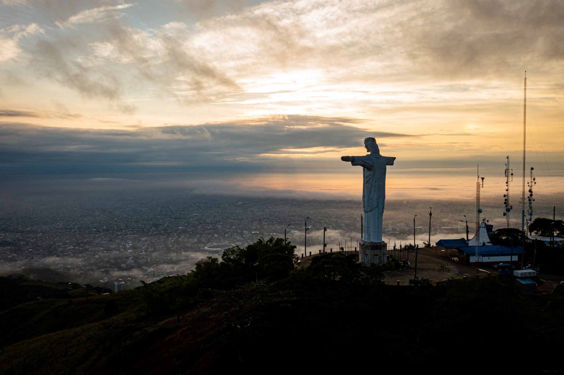Cristo Rey al atardecer sobre Cali