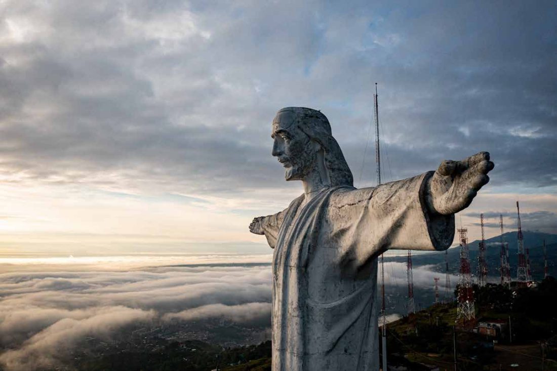 Estatua de Cristo Rey sobre las nubes