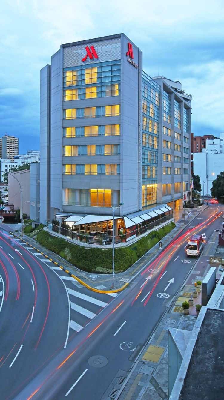 Fachada del Hotel Marriott de Cali al anochecer